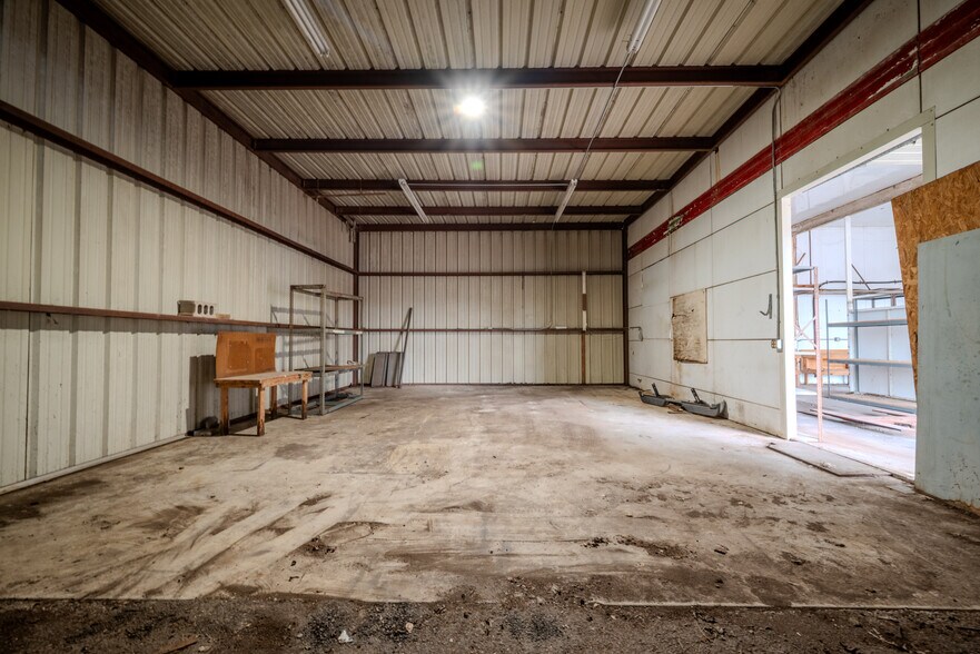 More Photos Of 619 E Jackson St, El Campo Warehouse For Lease