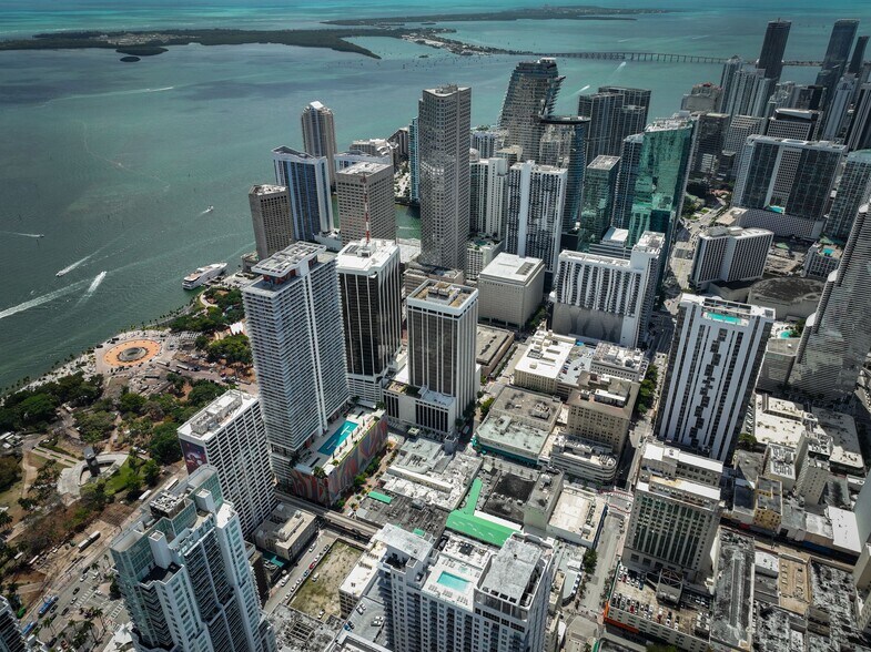 More Photos Of 1 SE 3rd Ave, Miami Office For Lease