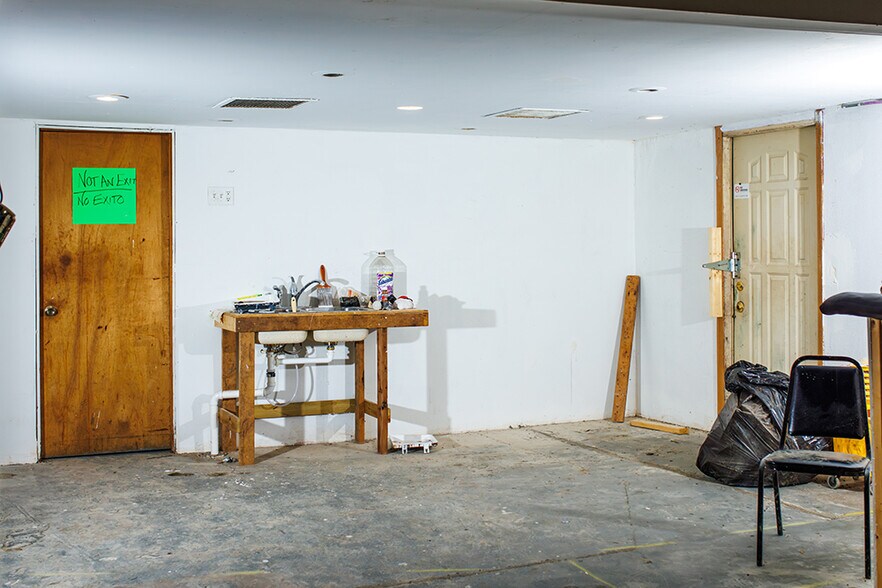 More Photos Of 719 Central Ave W, Hampton Flex For Lease