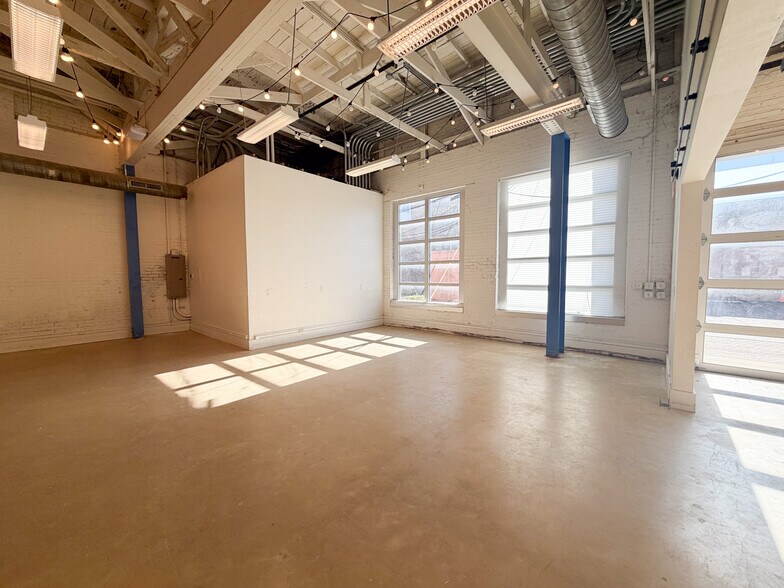 More Photos Of 213-215 W Ennis Ave, Ennis Restaurant For Lease
