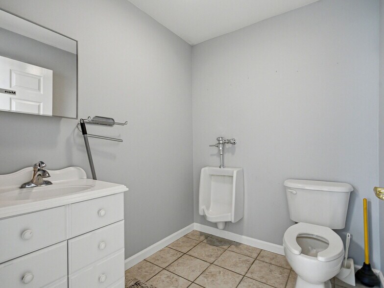 More Photos Of 1063 Louisville Hwy, Goodlettsville Flex For Sale