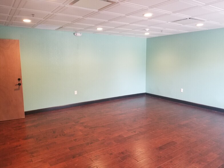 More Photos Of 655 31st St S, Saint Petersburg Warehouse For Sale