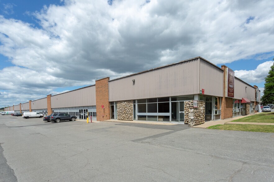 Primary Photo Of 4629-4665 Boul des Grandes-Prairies, Montréal Warehouse For Lease
