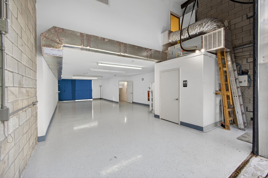 More Photos Of 3097-3117 SE Gran Park Way, Stuart Light Manufacturing For Sale