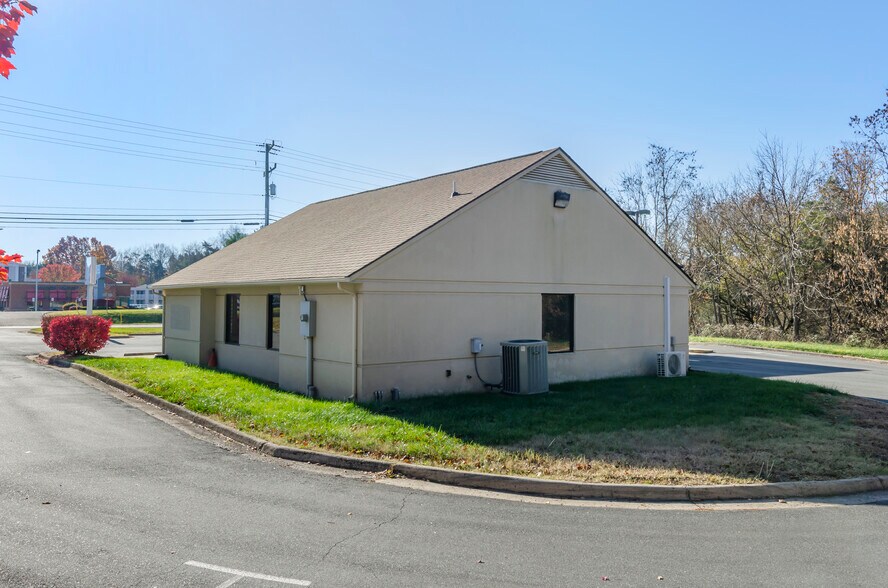 More Photos Of 869 N Lee Hwy, Lexington Bank For Sale