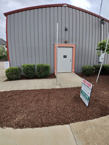 More Photos Of 701 Chestnut St, Bowling Green Office For Lease