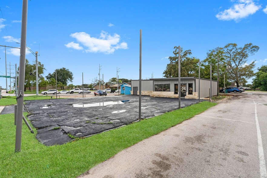 More Photos Of 107 N Danville St, Willis Showroom For Lease