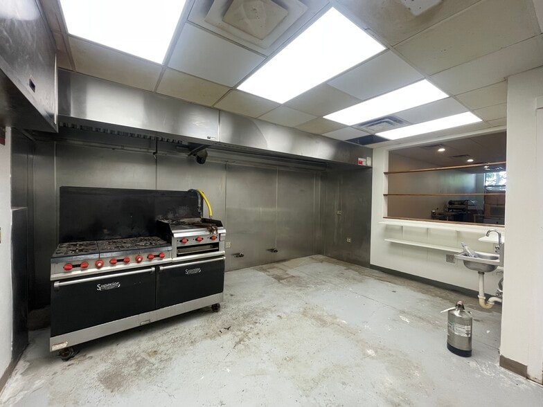 More Photos Of 208 N Walnut St, Bloomington Storefront Retail Office For Lease