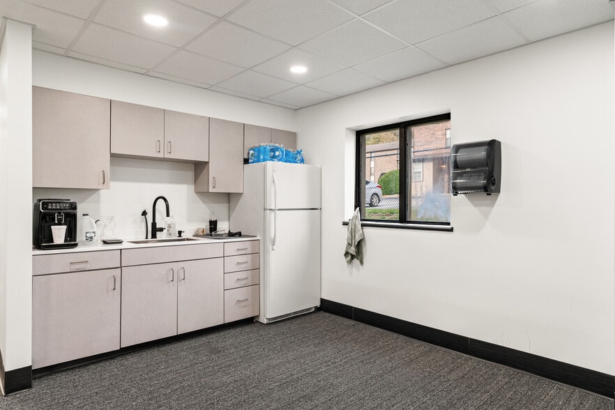 More Photos Of 4440 Walker Blvd, Knoxville Flex For Sale