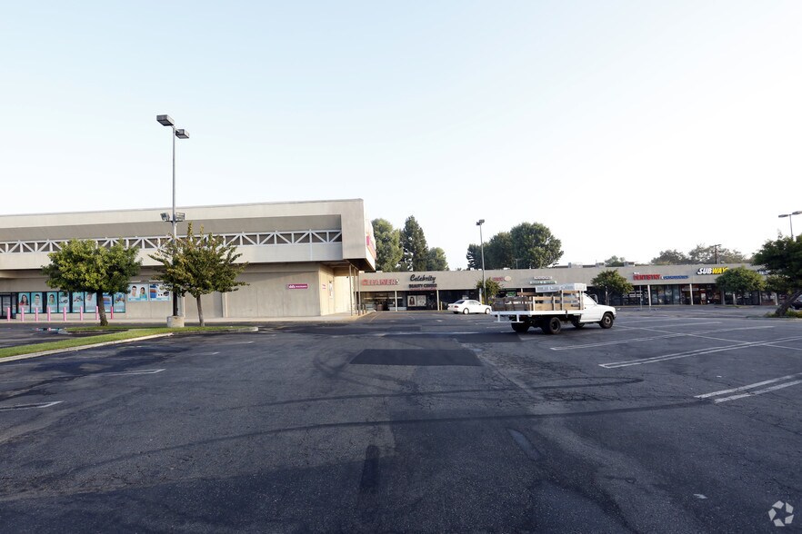 More Photos Of 20101-20141 Sherman Way, Winnetka Unknown For Lease