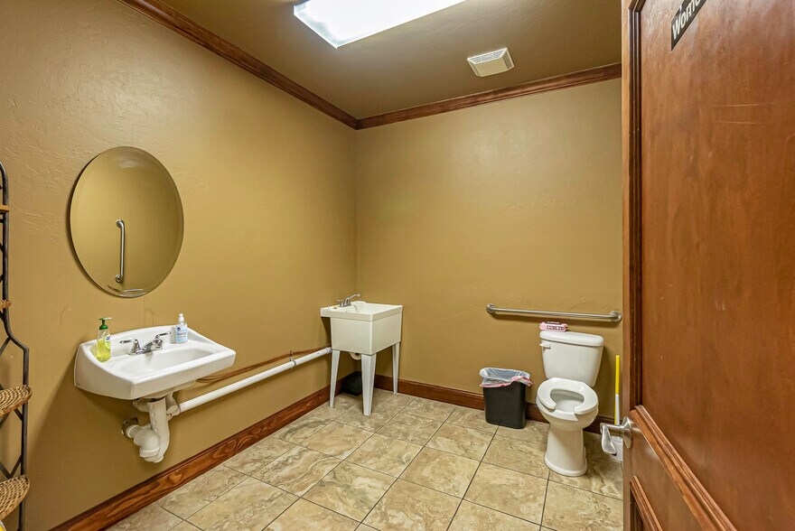 More Photos Of 1302 SW Lee Blvd, Lawton Storefront Retail Office For Lease