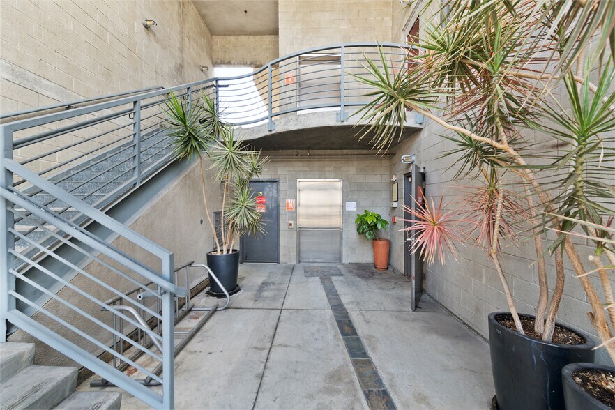 More Photos Of 2256 Barry Ave, Los Angeles Office For Lease