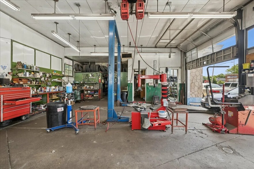 More Photos Of 1030 W Touhy Ave, Park Ridge Auto Repair For Sale