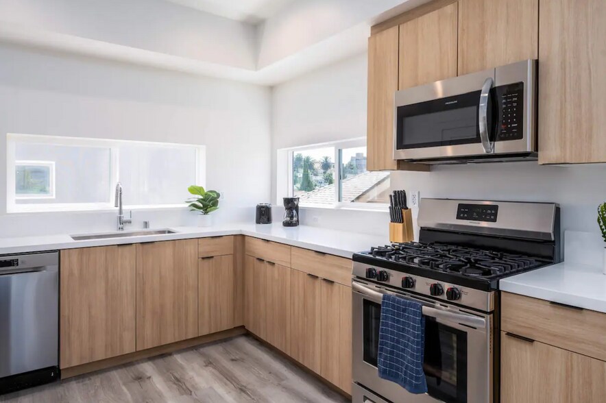 More Photos Of 216 N Coronado St, Los Angeles Multifamily For Sale