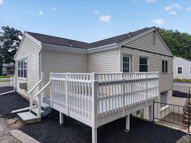 More Photos Of 25 Chesterfield Rd, East Lyme Office For Sale
