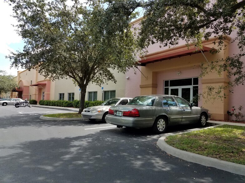 More Photos Of 801-821 S Kings Hwy, Fort Pierce Warehouse For Lease