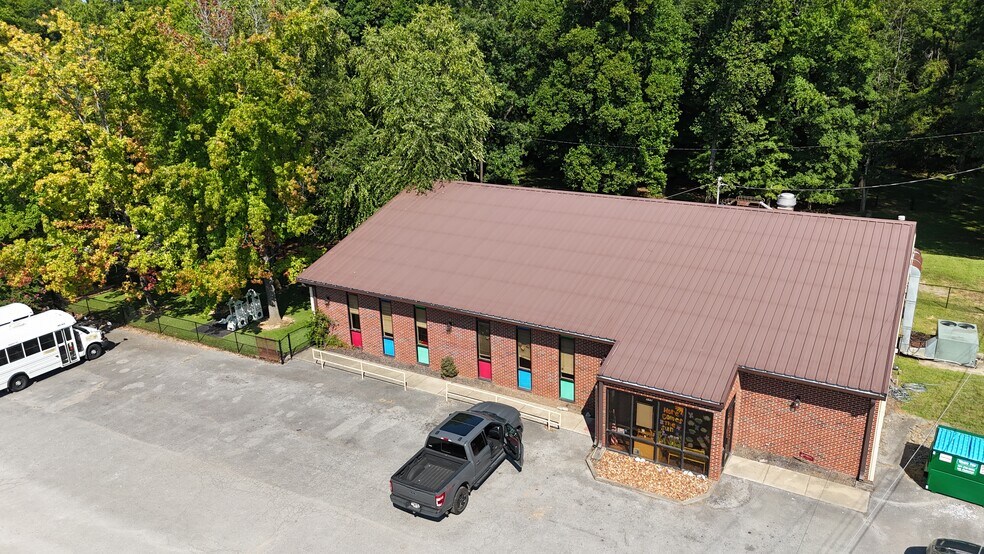 More Photos Of 115 W Concord Dr, Clarksville Flex For Sale