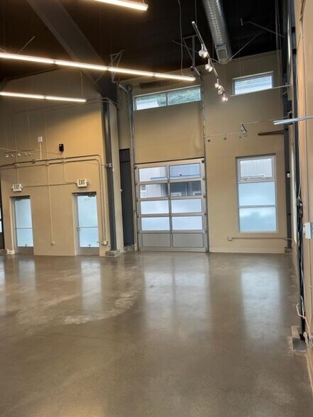 More Photos Of 1770 Airport Way S, Seattle Showroom For Lease