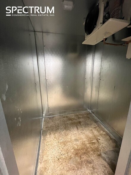 More Photos Of 401-411 Lincoln Blvd, Venice Restaurant For Lease