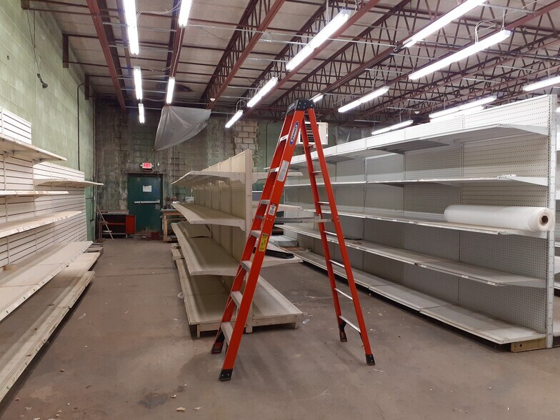 More Photos Of 20 Industrial Pl, Middletown Manufacturing For Lease