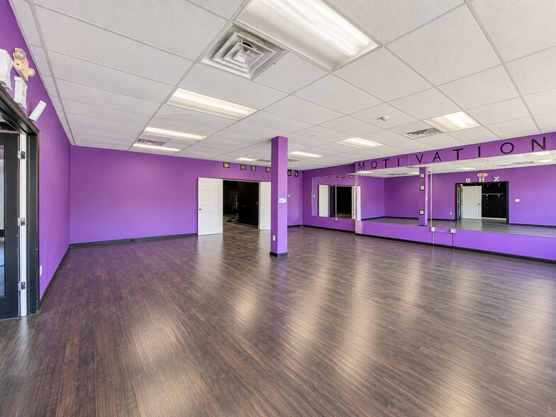 More Photos Of 1 Queen Anne Rd, Bogota Storefront Retail Residential For Lease