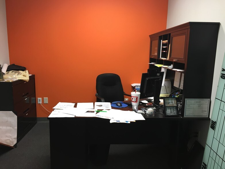 More Photos Of 700 Crown Industrial Ct, Chesterfield Warehouse For Lease