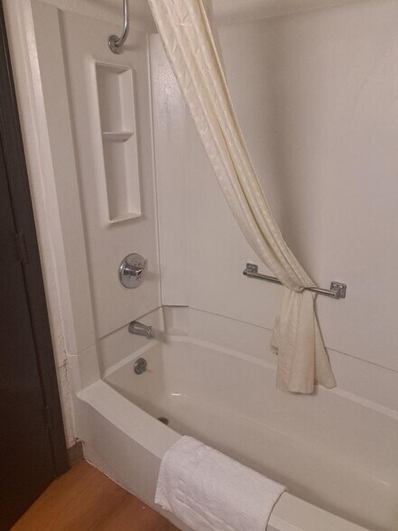 More Photos Of 1401 W US Highway 54, Pratt Hotel For Sale