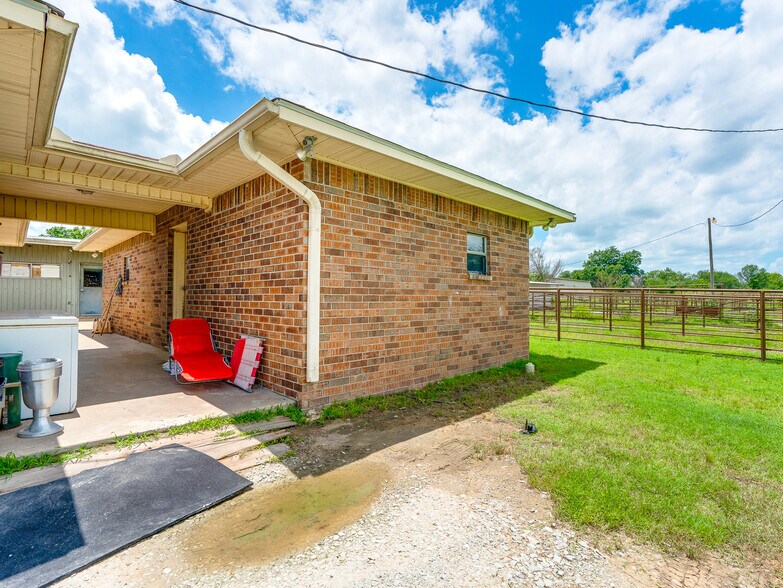 More Photos Of 1853 S Broadway St, Coalgate Flex For Sale