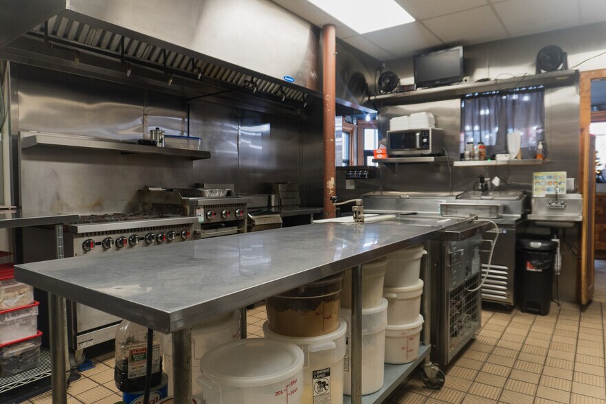 More Photos Of 3927-3929 Ames Ave, Omaha Storefront Retail Residential For Lease