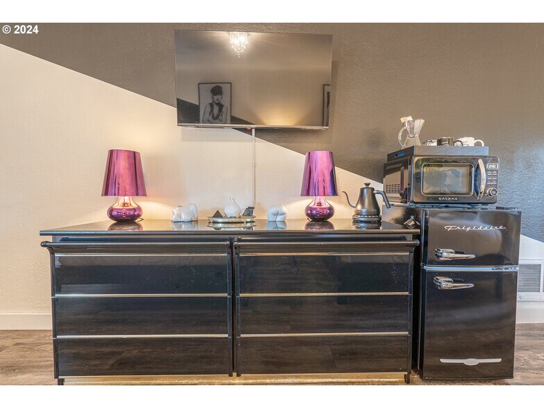 More Photos Of 1175 2nd St SE, Bandon Hotel For Sale