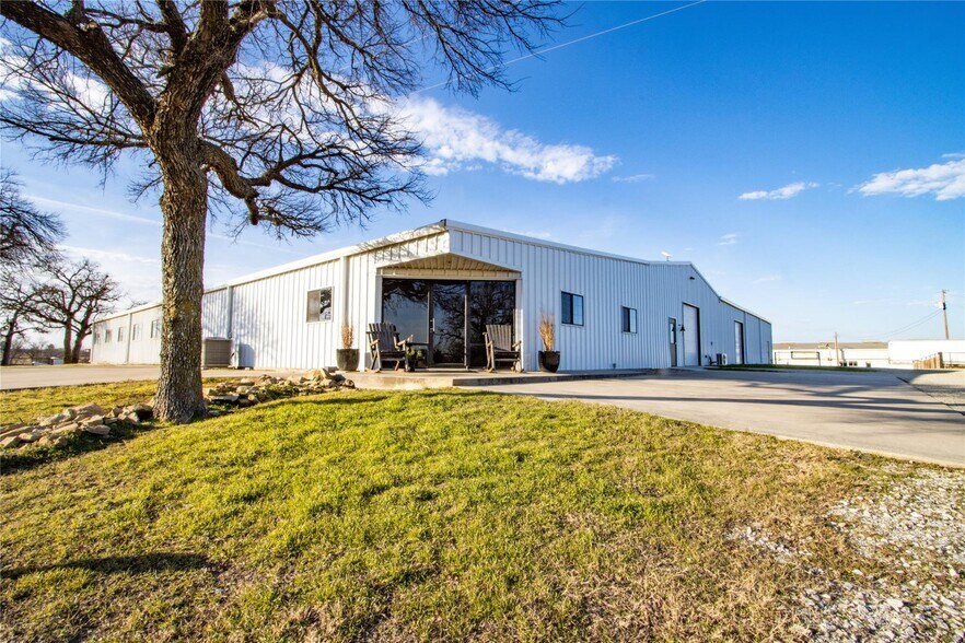 More Photos Of 7206 S FM 51, Boyd Veterinarian Kennel For Sale