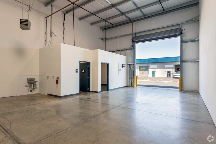 More Photos Of 325-355 S Schnoor Ave, Madera Warehouse For Lease