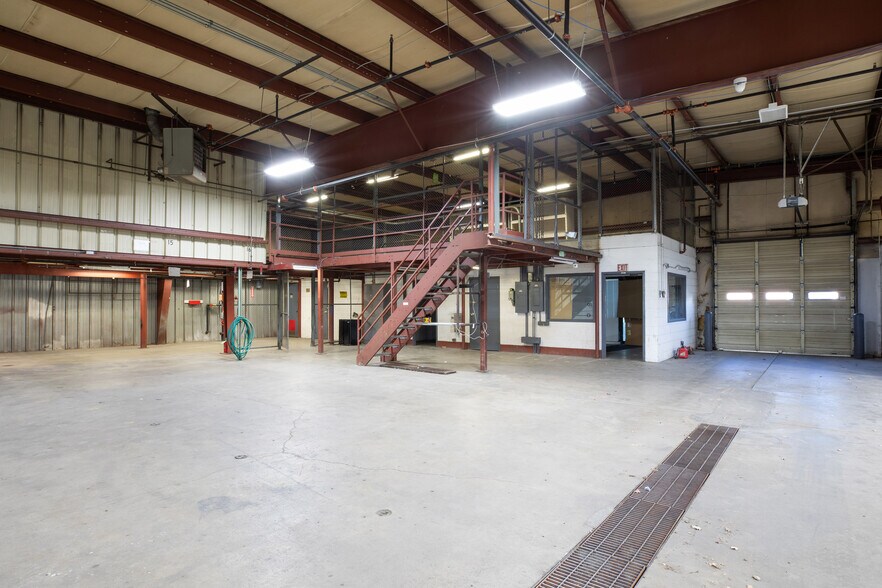More Photos Of 600-602 NW Libby Ln, Lee's Summit Warehouse For Lease