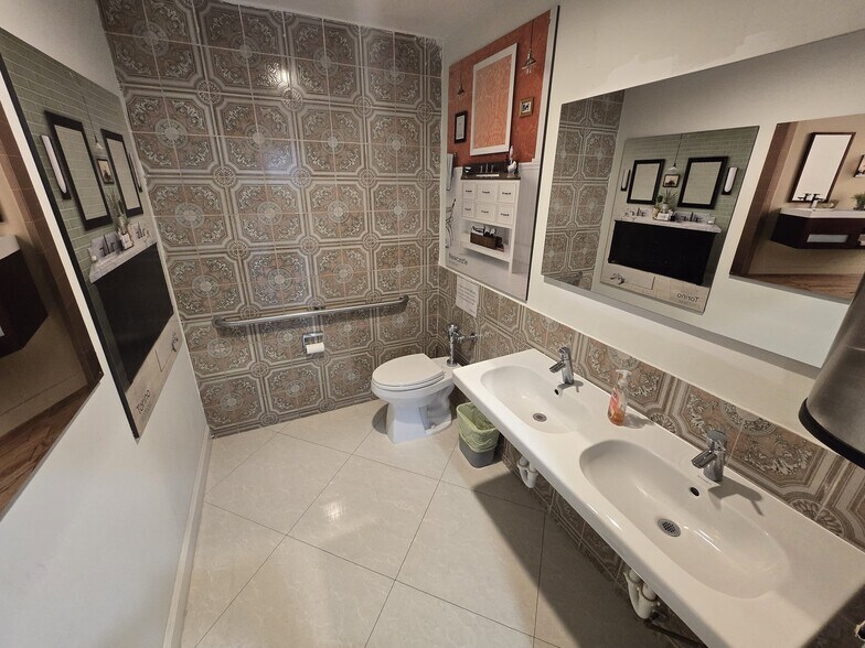 More Photos Of 1583 E Oakland Park Blvd, Oakland Park Freestanding For Sale