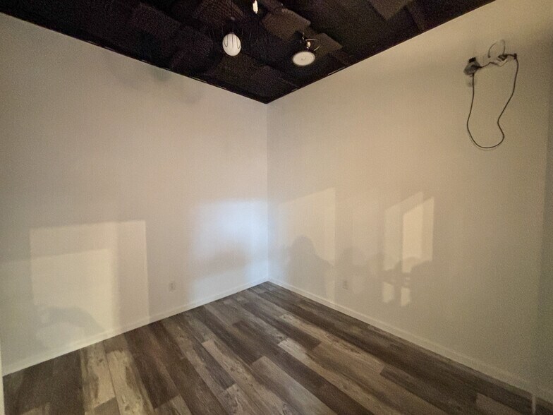 More Photos Of 265 S Main St, Independence Storefront Retail Office For Sale