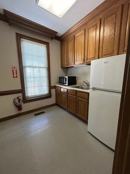 More Photos Of 300 Cedar Lakes Dr, Chesapeake Office For Sale