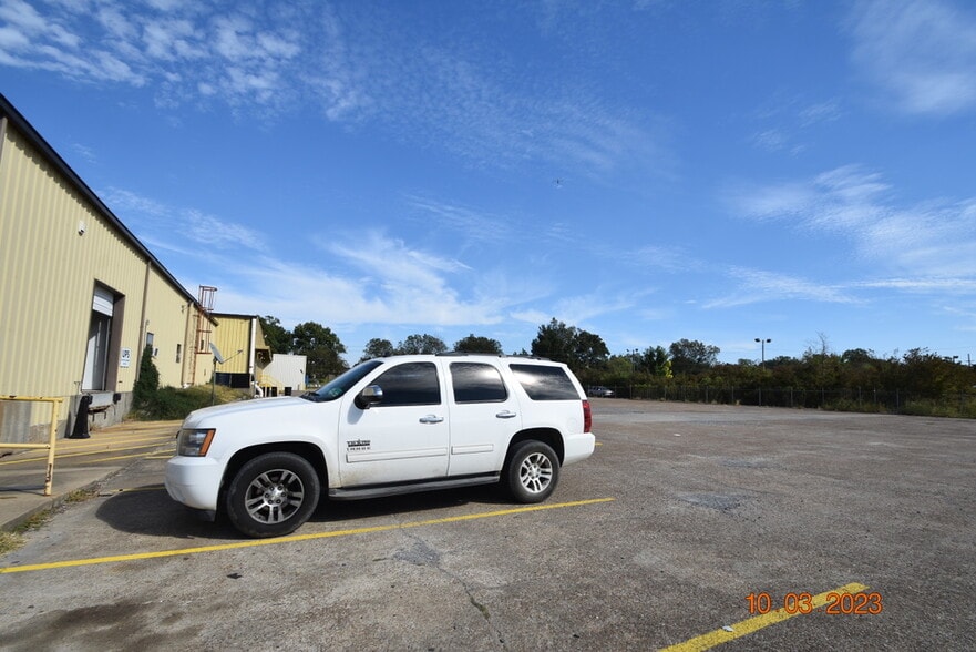 More Photos Of 956 N Broadway St, Greenville Distribution For Sale