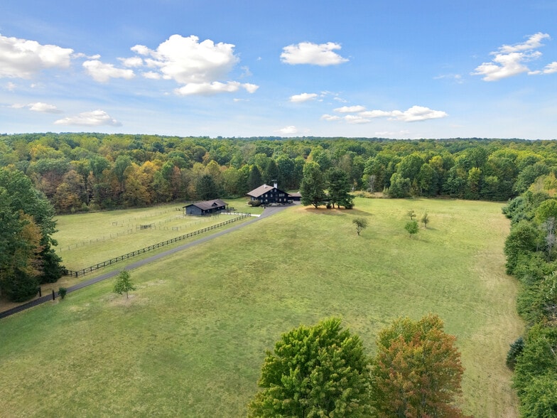 More Photos Of 550 Warner rd, Vienna Specialty For Sale