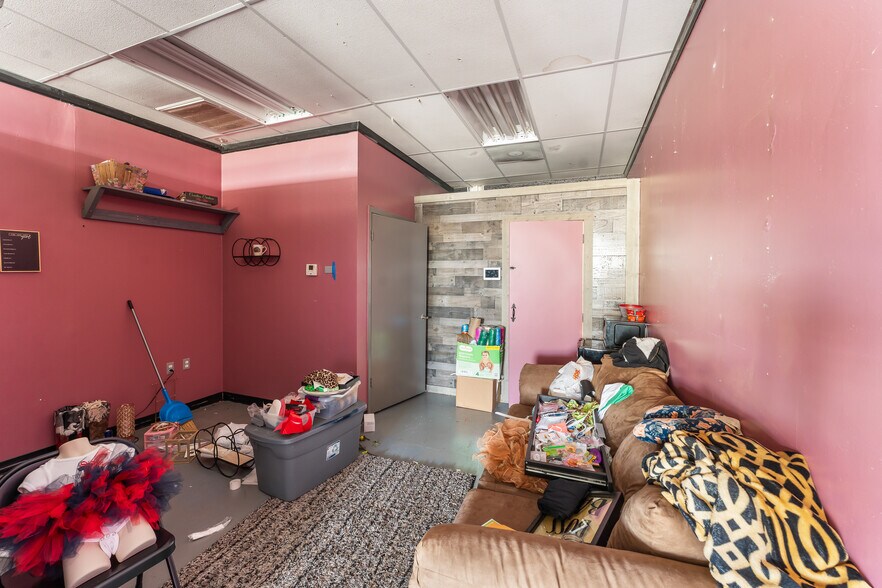 More Photos Of 1962 O'Neal Ln, Baton Rouge Freestanding For Sale