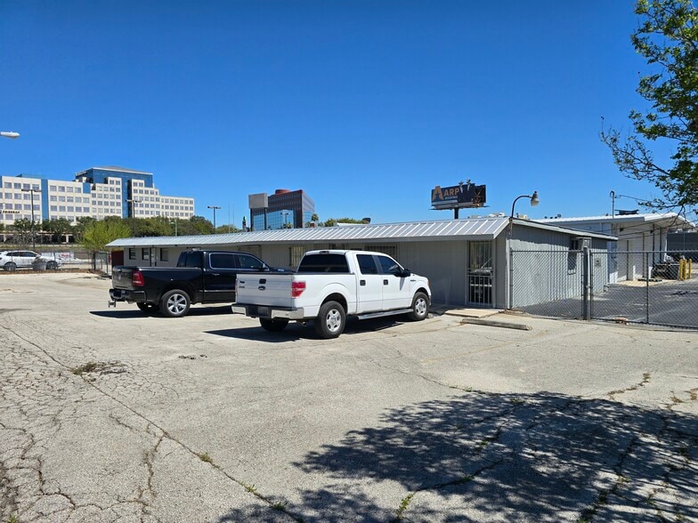 More Photos Of 10000 McCullough Ave, San Antonio Distribution For Sale