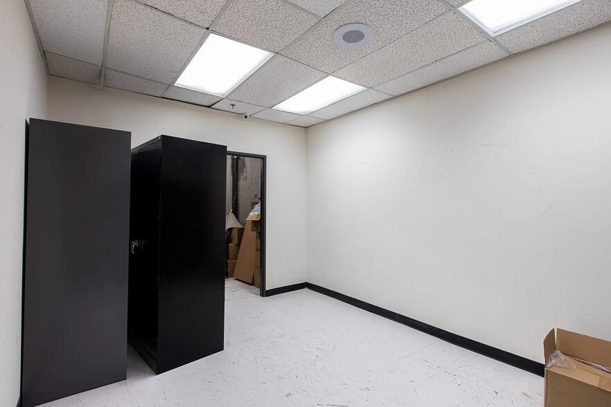 More Photos Of 20500 Nordhoff St, Chatsworth Research And Development For Sale