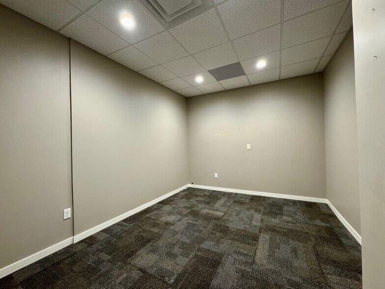 More Photos Of 5308 Parklane Dr, Kearney Serviced Offices For Sale