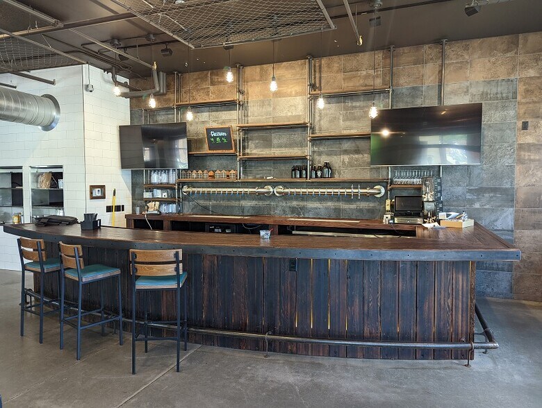 Primary Photo Of 2418 Winnebago St, Madison Apartments For Lease