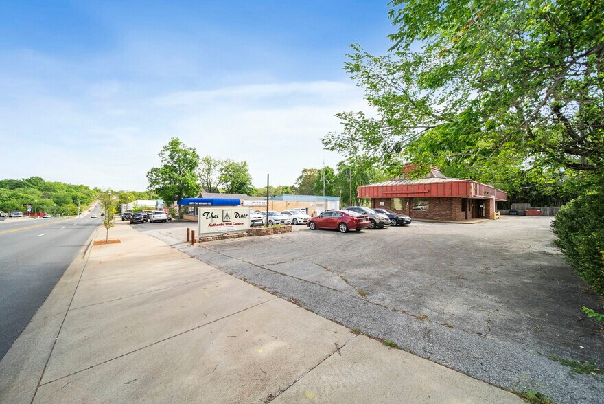 More Photos Of 514 N College Ave, Fayetteville Restaurant For Sale