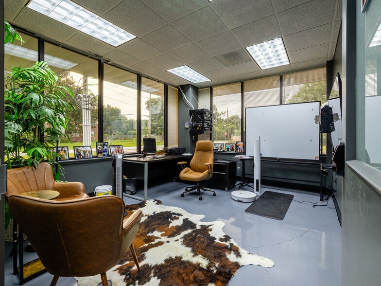 More Photos Of 321 S Persimmon St, Tomball Manufacturing For Lease