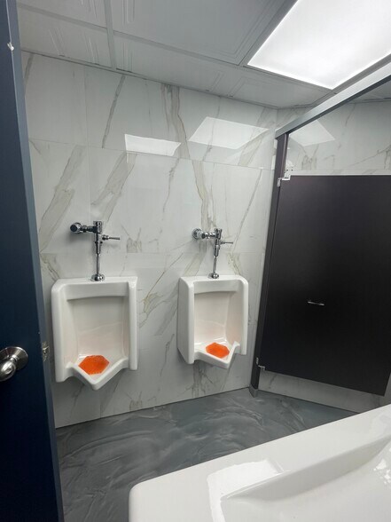 More Photos Of 3858-3870 Notre-Dame, Laval Office For Sale