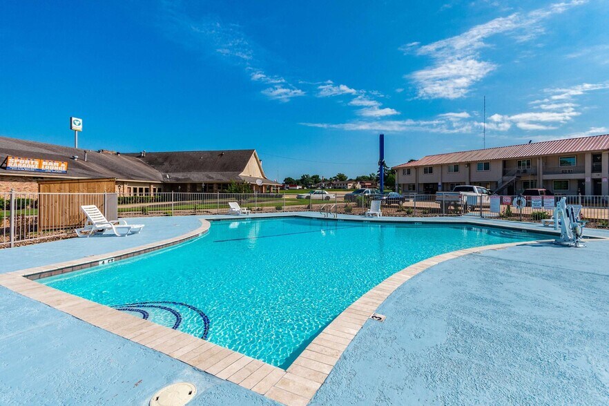 More Photos Of 613 Interstate 45 S, Huntsville Hotel For Sale