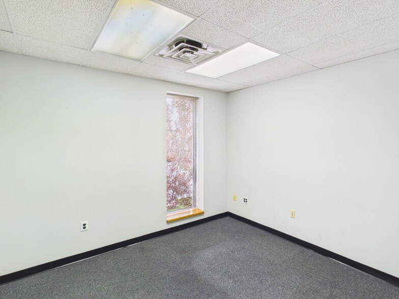 More Photos Of 305 Commerce Dr, Exton Light Manufacturing For Sale