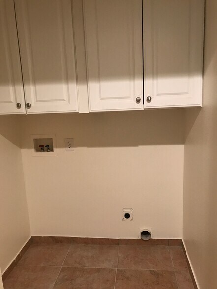 More Photos Of 5440 Tolentino Dr, Las Vegas Light Manufacturing For Lease