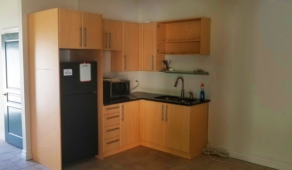 More Photos Of 1530 Dolphin St, Sarasota Storefront For Lease